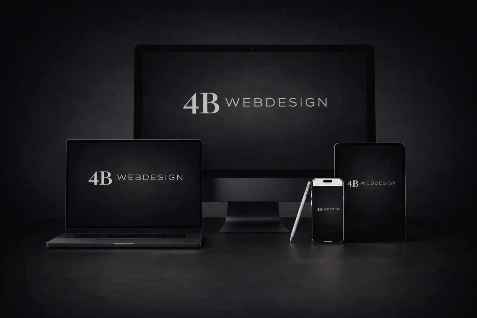 4B Webdesign mockup op desktop, laptop, tablet en mobiel (dark theme)
