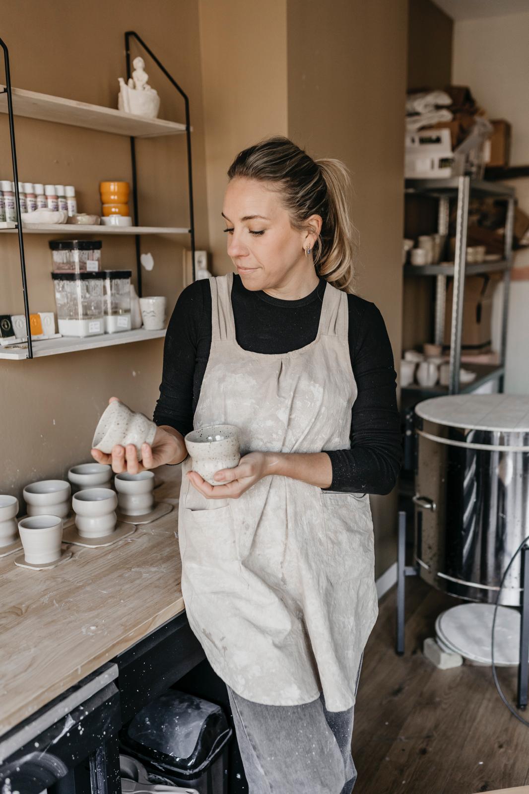 Willemijn aan het werk met keramiek